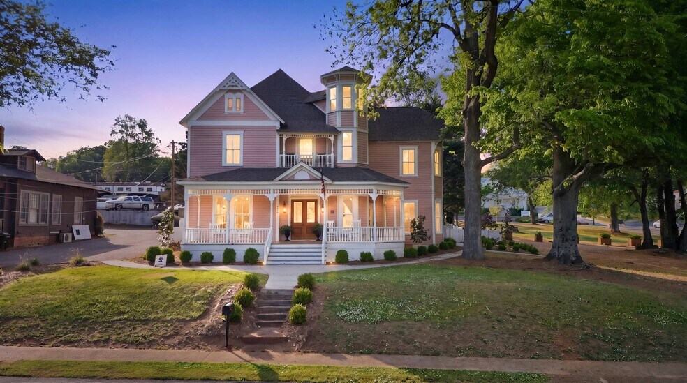 More Photos Of 320 Blount Ave, Guntersville Specialty For Sale