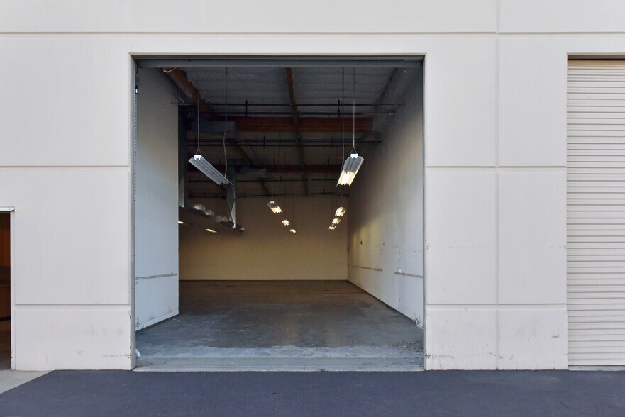 More Photos Of 9820 Dino Dr, Elk Grove Warehouse For Lease