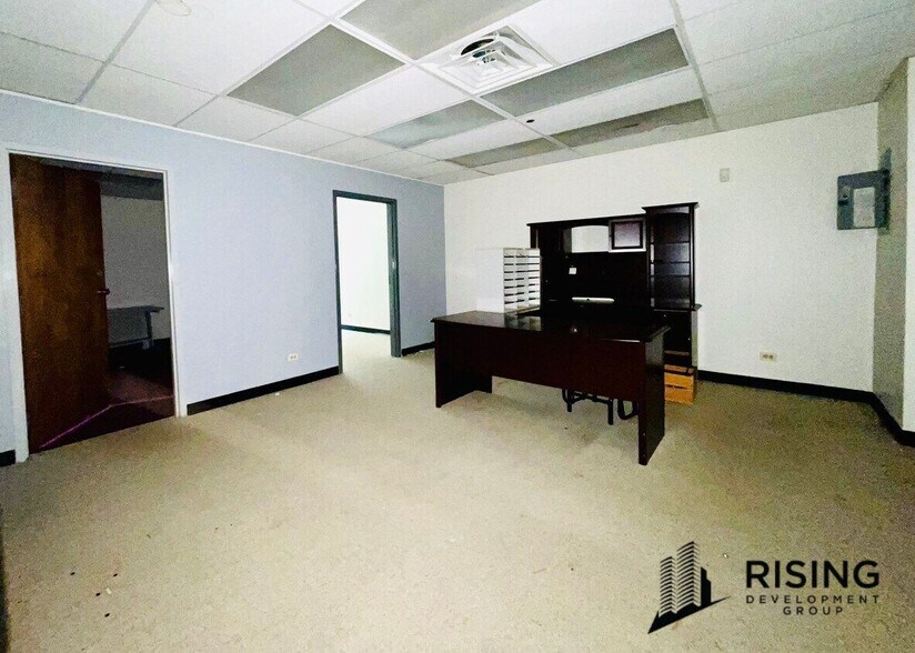 More Photos Of 9914 W Derby Ln, Westchester Flex For Sale