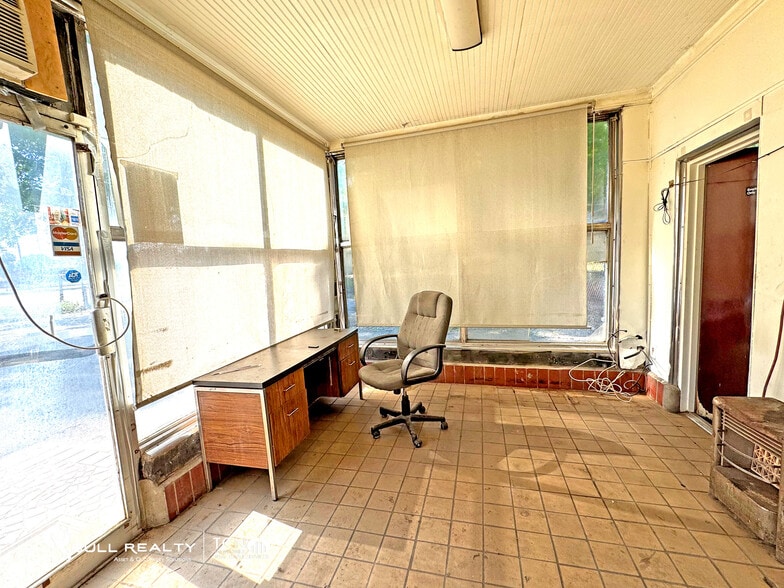 More Photos Of 2474 Moreland Ave SE, Atlanta Auto Repair For Sale