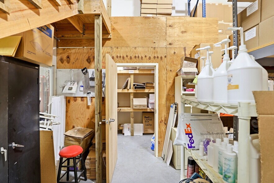 More Photos Of 6881 Kingspointe Pky, Orlando Flex For Sale