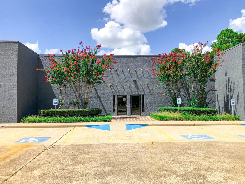 More Photos Of 108 Commercial Cir, Conroe Office Residential For Sale