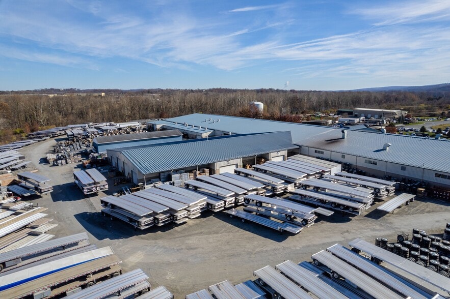 More Photos Of 5 East Pointe Dr, Birdsboro Warehouse For Sale