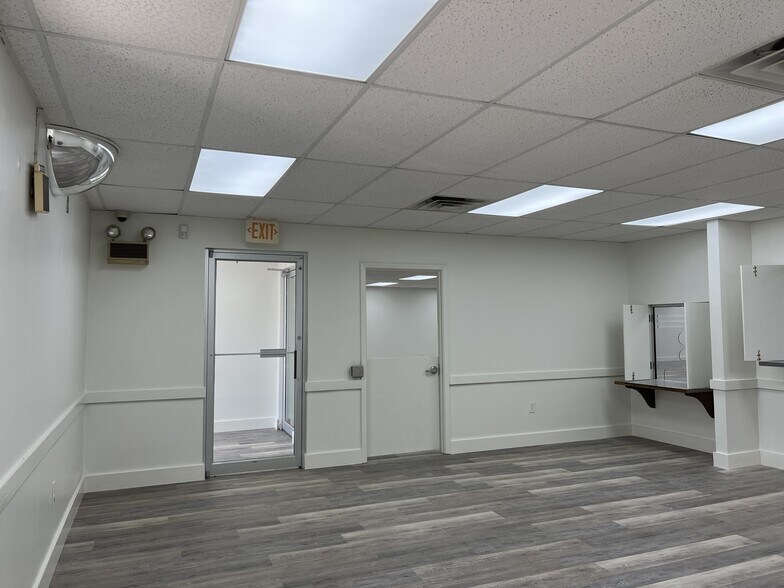 More Photos Of 211 Gay St, Mccomb Office For Lease