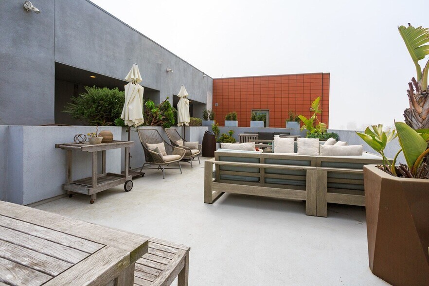 More Photos Of 214 Santa Monica Blvd, Santa Monica Apartments For Lease