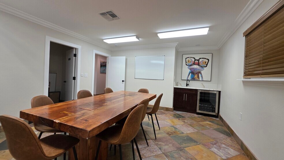 More Photos Of 3909 Vegas Dr, Las Vegas Office For Sale