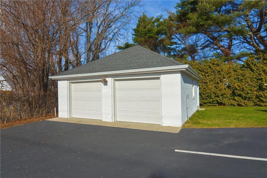 More Photos Of 468 Warren Ave, East Providence Medical For Sale
