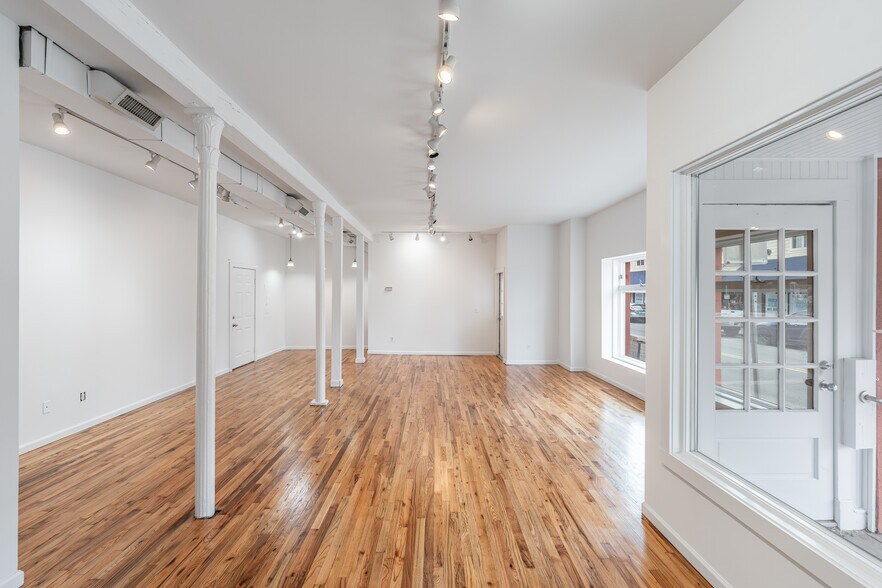 More Photos Of 123 Main St, Greenport Storefront Retail Residential For Lease
