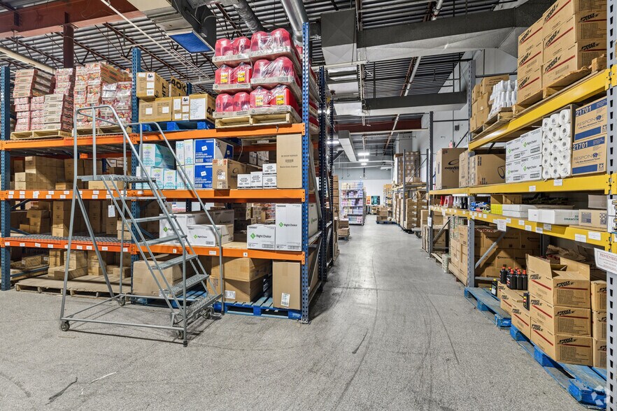 More Photos Of 6240 Abbott Dr, Omaha Distribution For Lease