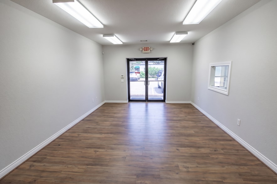 More Photos Of 404 Newport Blvd, League City Flex For Sale
