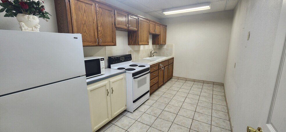 More Photos Of 1237 N Blackstone Ave, Fresno Storefront Retail Office For Lease