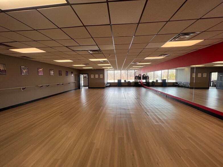 More Photos Of 917-925 Ohio Pike, Cincinnati General Retail For Lease