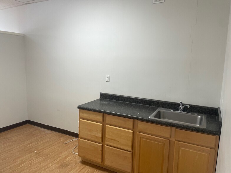 More Photos Of 1850 Memorial Dr, Clarksville Office For Sale