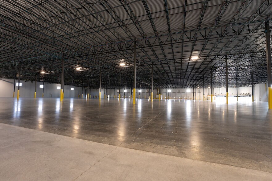 More Photos Of 8300 Cane Run Rd, Louisville Distribution For Lease