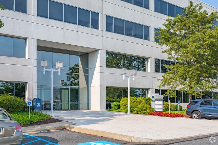 More Photos Of 111 Continental Dr, Newark Office For Lease