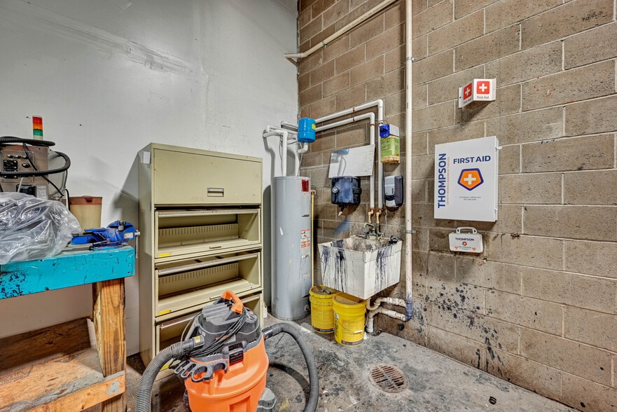 More Photos Of 100 Chamber Plz, Charleroi Supermarket For Lease