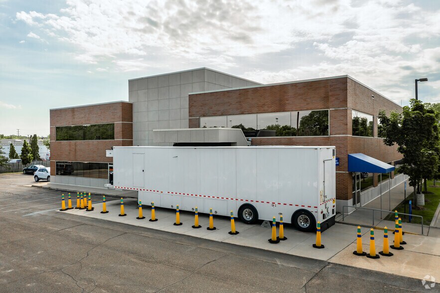 More Photos Of 1455 S Lapeer Rd, Lake Orion Hospital For Lease
