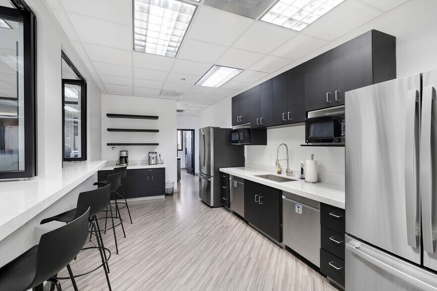 More Photos Of 15600-15650 N Black Canyon Hwy, Phoenix Office For Sale