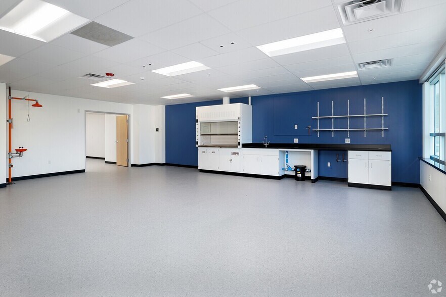 More Photos Of 48 Dunham Rd, Beverly Office For Lease