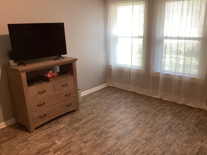 More Photos Of 302 Conroe Dr, Conroe Assisted Living For Sale