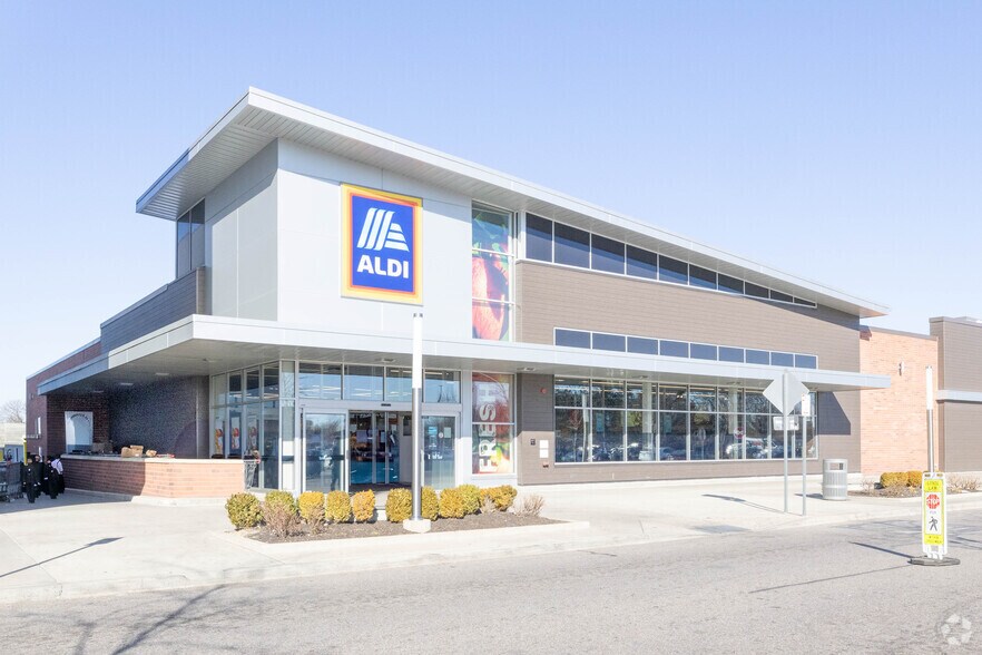 More Photos Of 750 W Sunrise Hwy, Valley Stream General Retail For Lease
