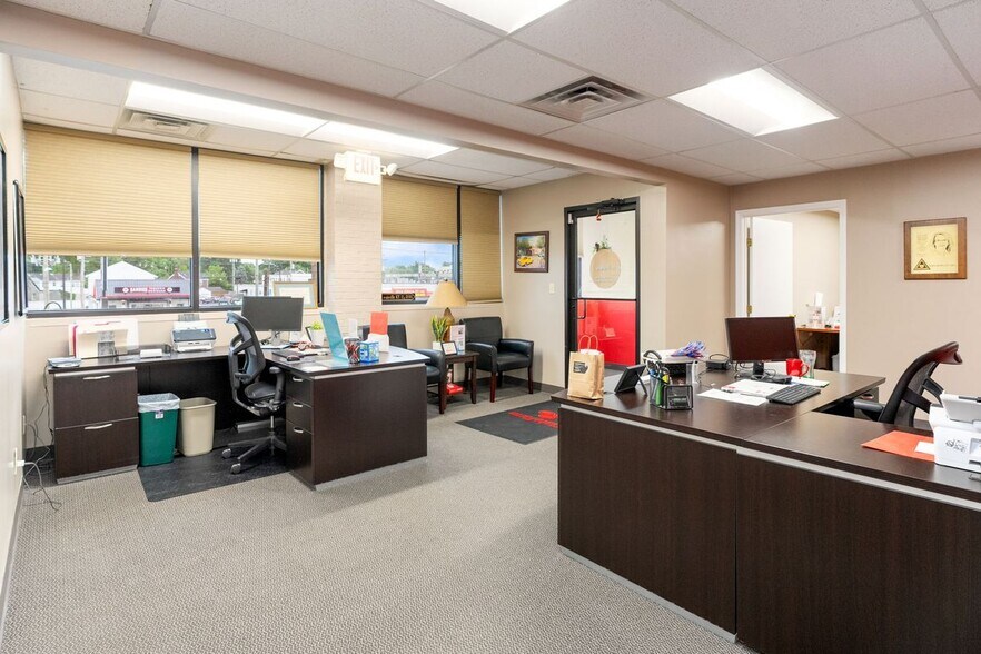 More Photos Of 4209 Shelbyville Rd, Louisville Office For Lease