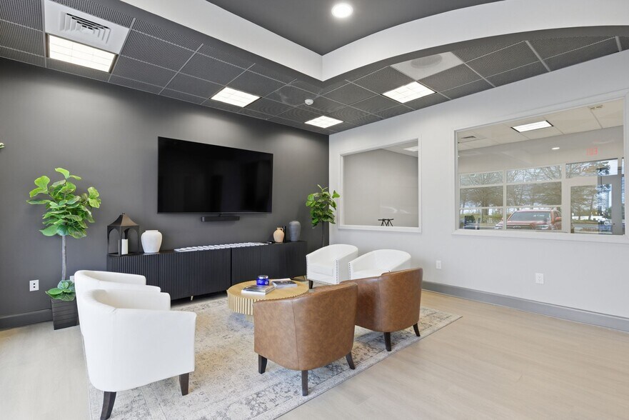 More Photos Of 142 S Cardigan Way, Mooresville Flex For Lease