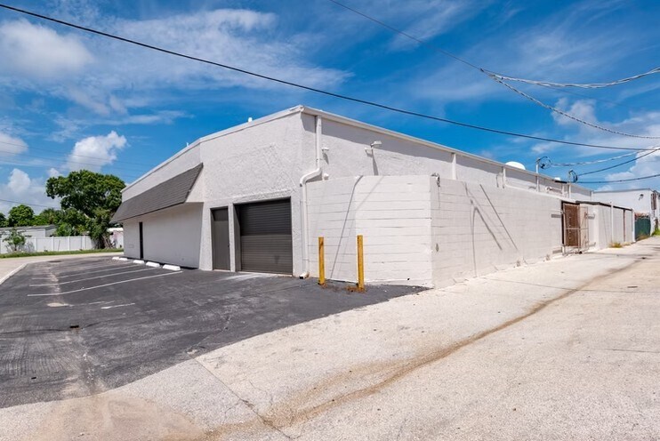 More Photos Of 610 NE 29th St, Pompano Beach Warehouse For Lease