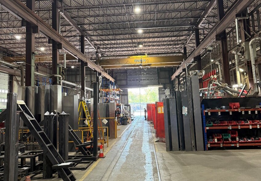 More Photos Of 2270 Boul Industriel, Laval Manufacturing For Lease