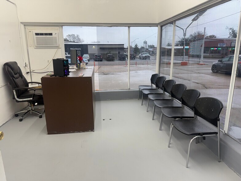 More Photos Of 810 W Main St, Durant Auto Repair For Lease