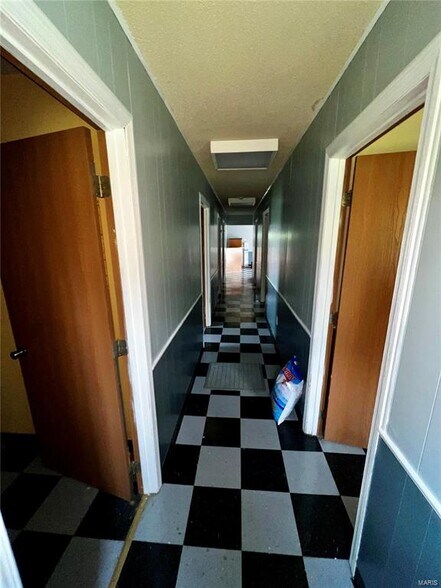 More Photos Of 22199 Highway Y, Saint Robert Medical For Sale