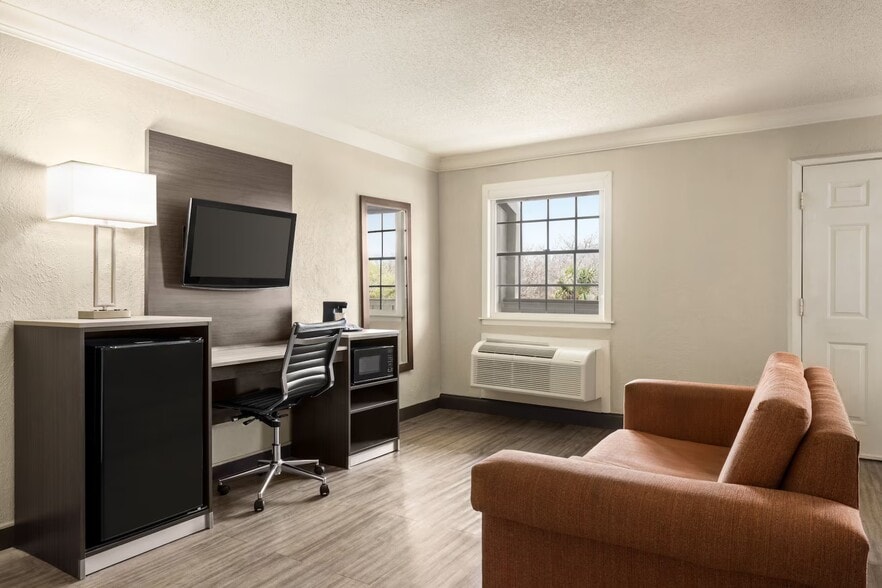 More Photos Of 6511 W Military Dr, San Antonio Hotel For Sale