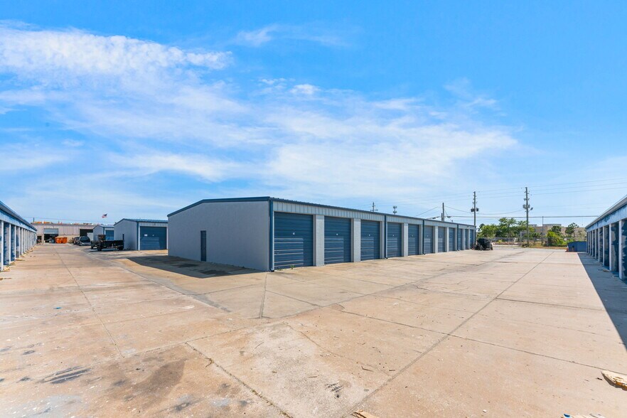 More Photos Of 249-268 Seaboard Ave, Venice Warehouse For Sale