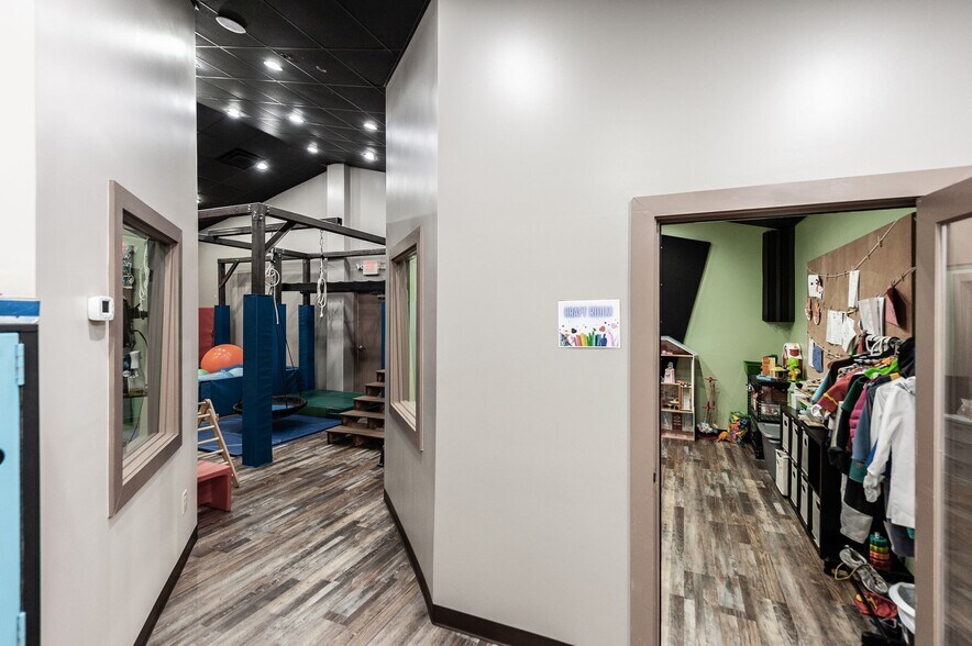 More Photos Of 20 Executive Park Dr, Hendersonville Loft Creative Space For Sale