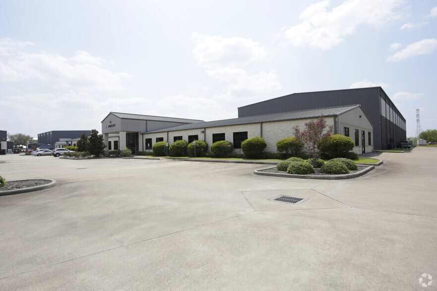 More Photos Of 6935 Brittmoore Rd, Houston Warehouse For Lease