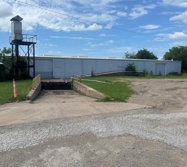 More Photos Of 425 Peters St, Waxahachie Warehouse For Lease