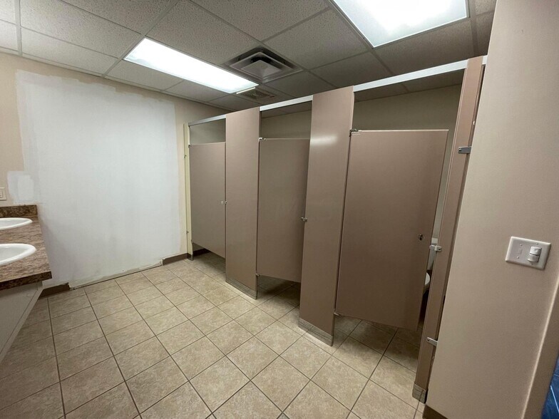 More Photos Of 15812 State Route 56 W, Mount Sterling Light Distribution For Sale