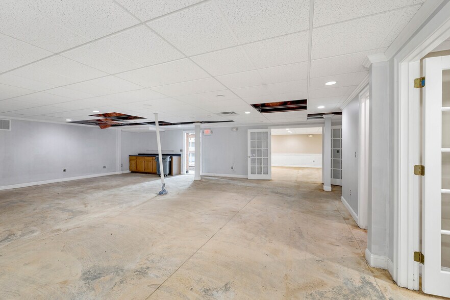 More Photos Of 5 Buttrick Rd, Londonderry Office For Lease