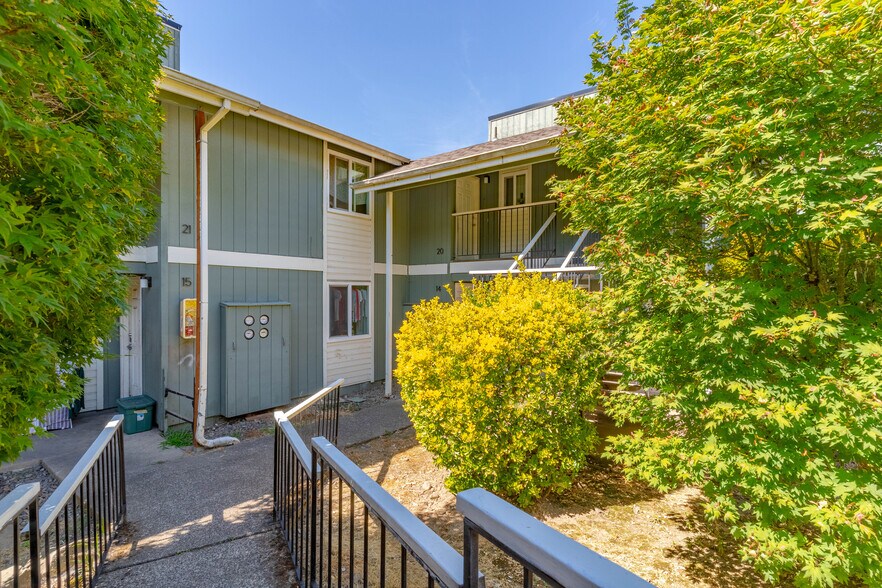 More Photos Of 2048 NE Highway 99W, McMinnville Apartments For Sale