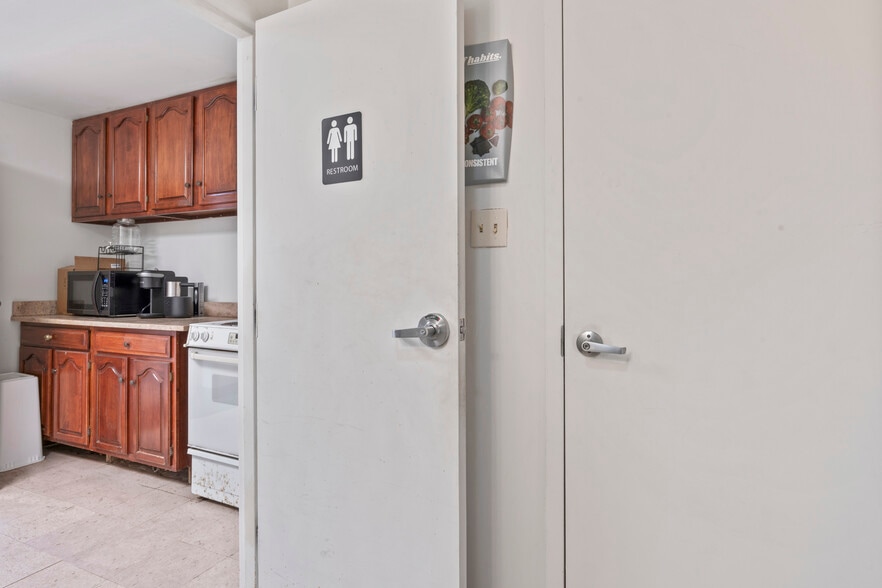 More Photos Of 105 E Cornwell Ln, Purcellville Warehouse For Sale