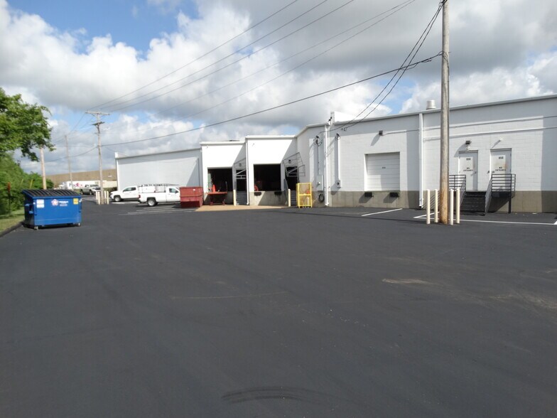 More Photos Of 950-970 Bolger Ct, Fenton Service For Lease