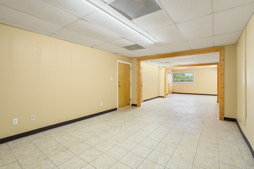 More Photos Of 300-310 Margaret Ln, Del Rio Medical For Lease
