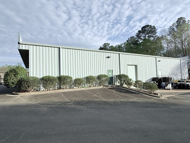 More Photos Of 100 Arnold Mill Way, Woodstock Light Distribution For Lease