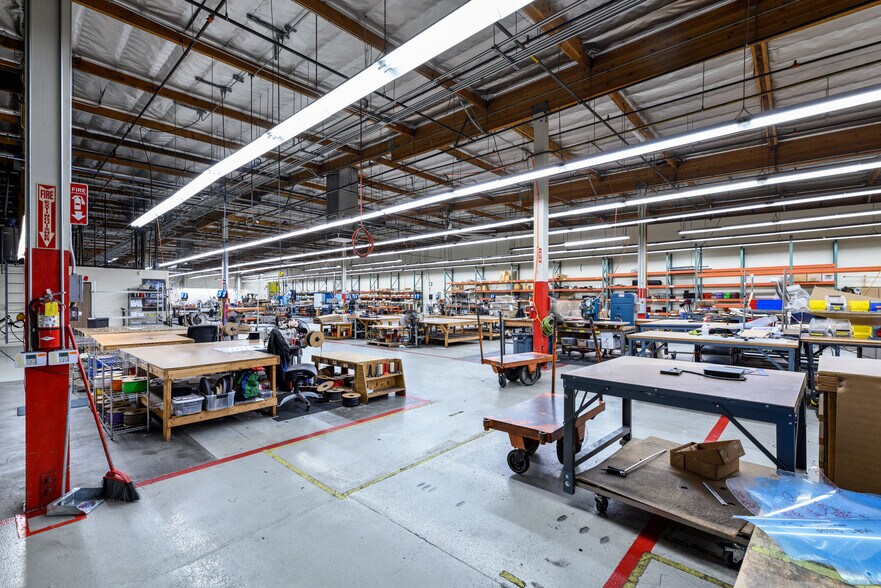 More Photos Of 19731 Nordhoff St, Northridge Warehouse For Lease