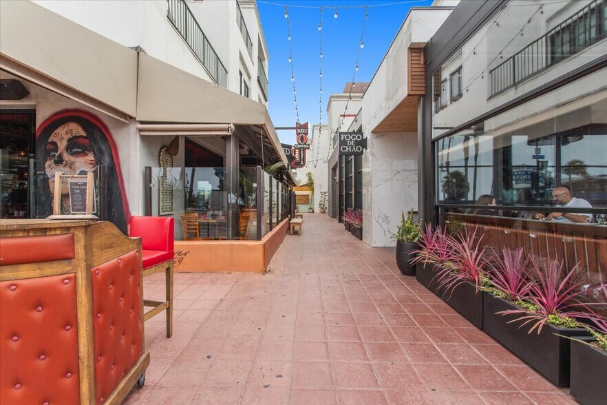 More Photos Of 1541-1551 Ocean Ave, Santa Monica Apartments For Lease
