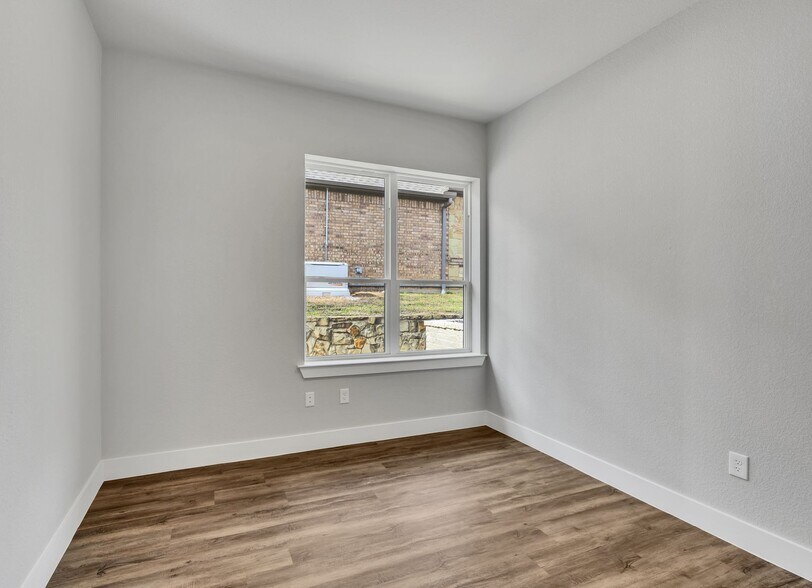 More Photos Of 1701 Fountainview Dr, Mansfield Office For Sale