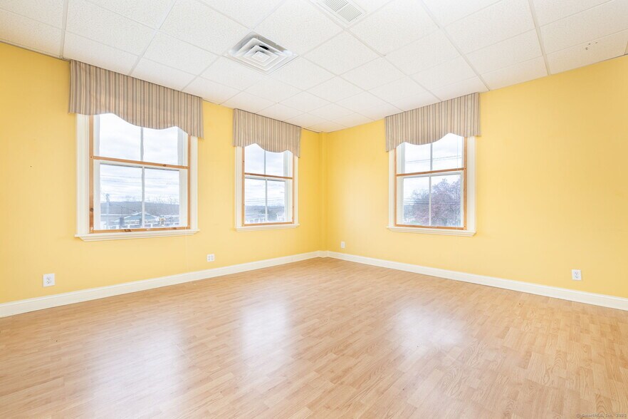 More Photos Of 11 Hayward Ave, Colchester Office For Sale