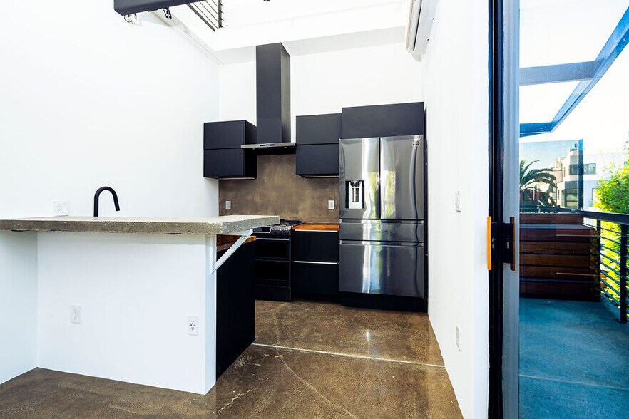 More Photos Of 1447 11th St, Santa Monica Office Residential For Lease