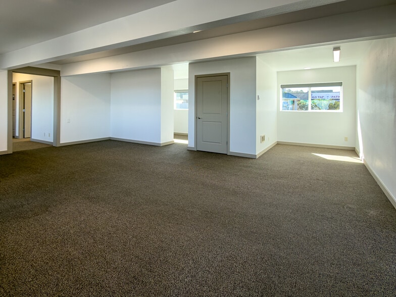 More Photos Of 125 Baltimore Ave SE, Bandon General Retail For Sale