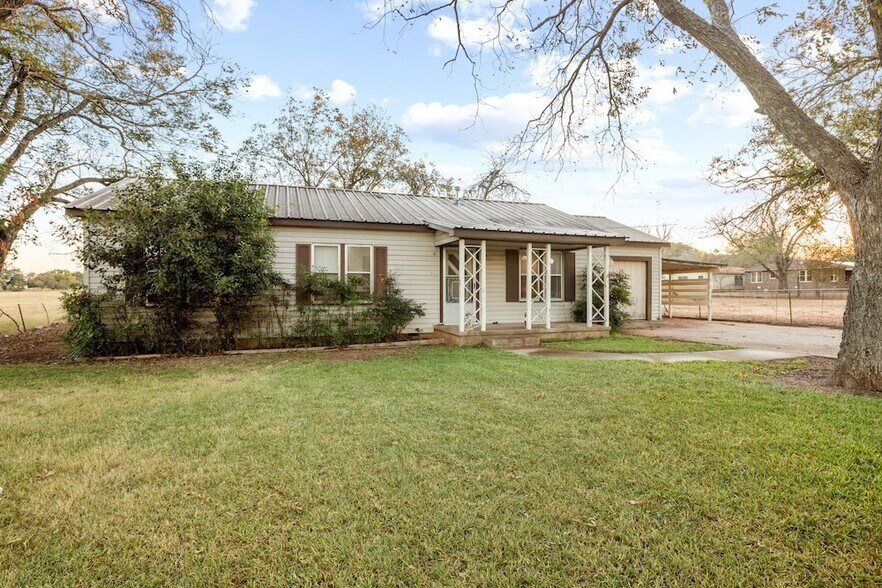 More Photos Of 1731 W US Highway 290, Fredericksburg Office Residential For Sale